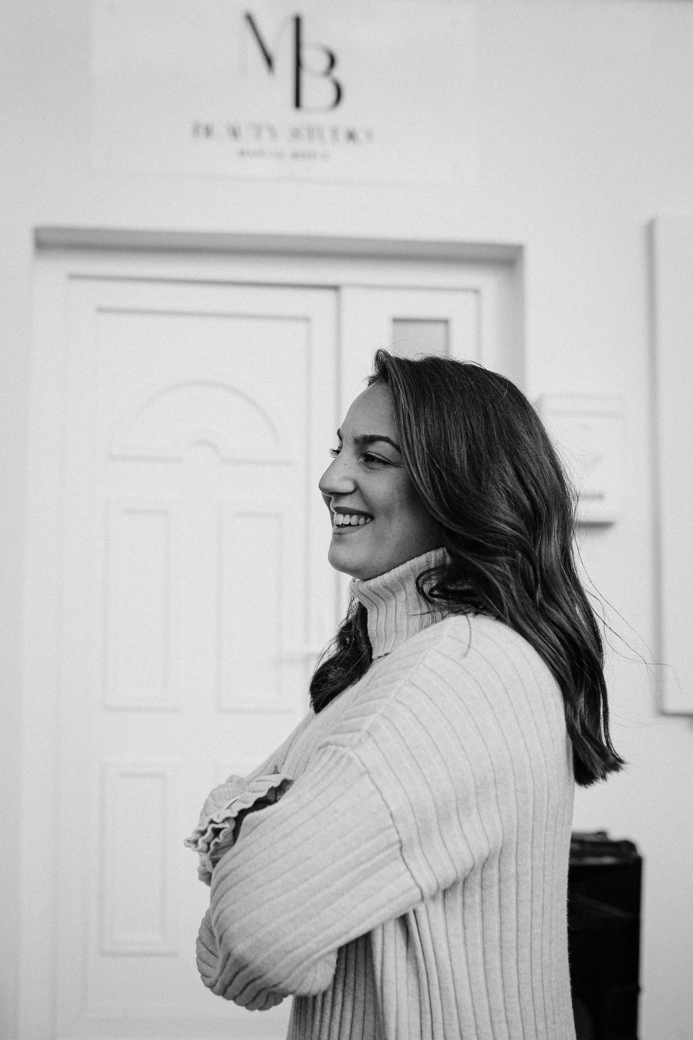 Marija ispred ulaza u studio